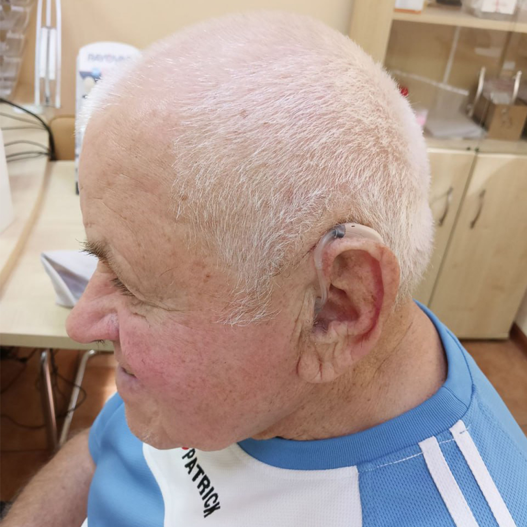 Можно ли носить слуховой аппарат в одном ухе?