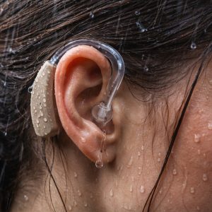 Чи допустимо носити слуховий апарат під дощем?